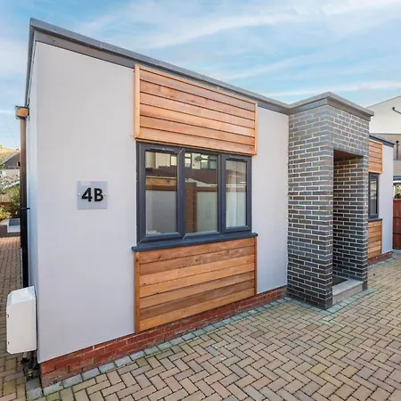Stylish 2 Bed Bungalow In East Ham, Close To Excel